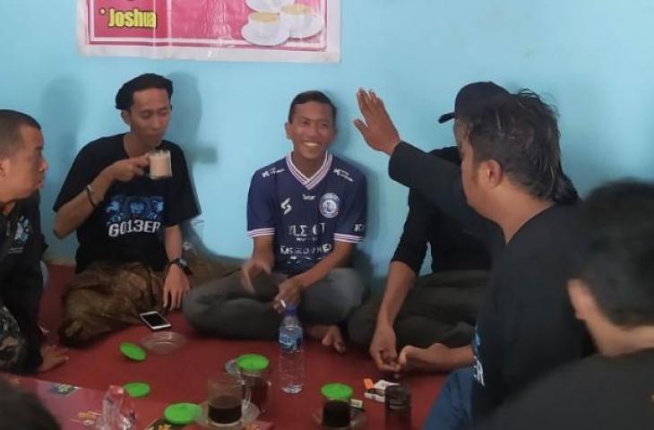 Muhammad Rusdi (tengah) yang mengaku seorang Aremania asal Probolinggo. (ANTARA/Vicki Febrianto)