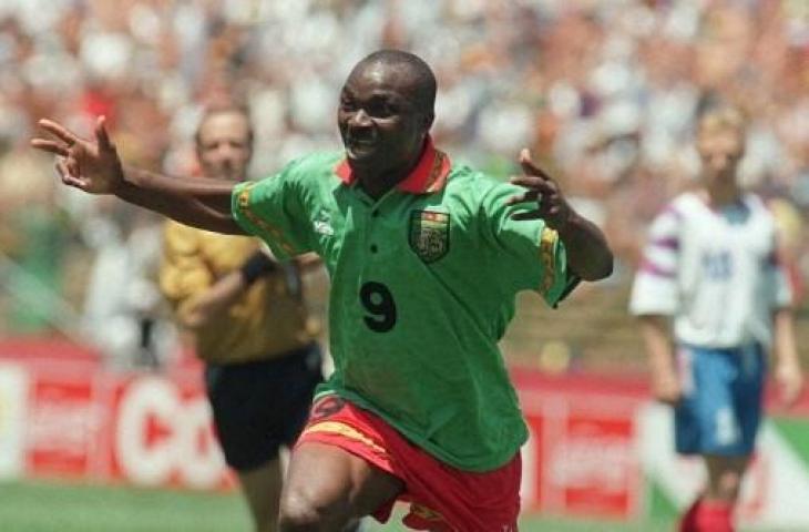 Striker Kamerun, Roger Milla, merayakan gol ke gawang Rusia pada 28 Juni 1994 di Stadion Stanford, San Francisco pada Piala Dunia. (Antonio Scorza/AFP)