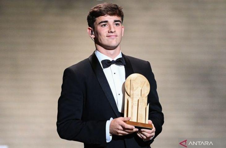 Gelandang Barcelona memegang Kopa Trophy 2022 sebagai pemain terbaik di bawah usia 21 dalam acara Ballon d'Or 2022 di Theatre du Chatelet, Paris pada 17 Oktober 2022. ANTARA/AFP/FRANCK FIFE