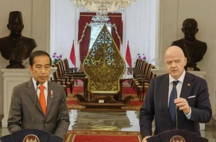 Presiden RI Joko Widodo (kiri) dan Presiden FIFA Gianni Infantino menyampaikan keterangan pers bersama selepas pertemuan di Istana Merdeka, Jakarta, Selasa (18/10/2022). (ANTARA/Gilang Galiartha)