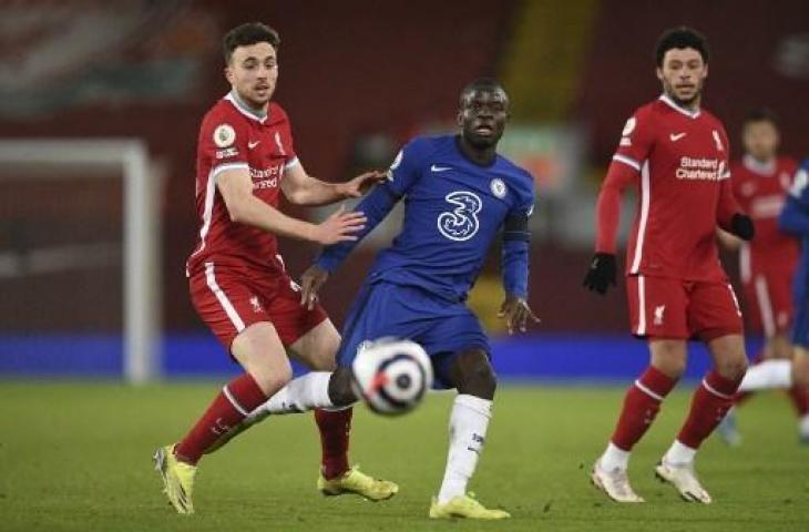 Aksi duel Diogo Jota dan N'Golo Kante saat laga Liverpool vs Chelsea. (AFP)