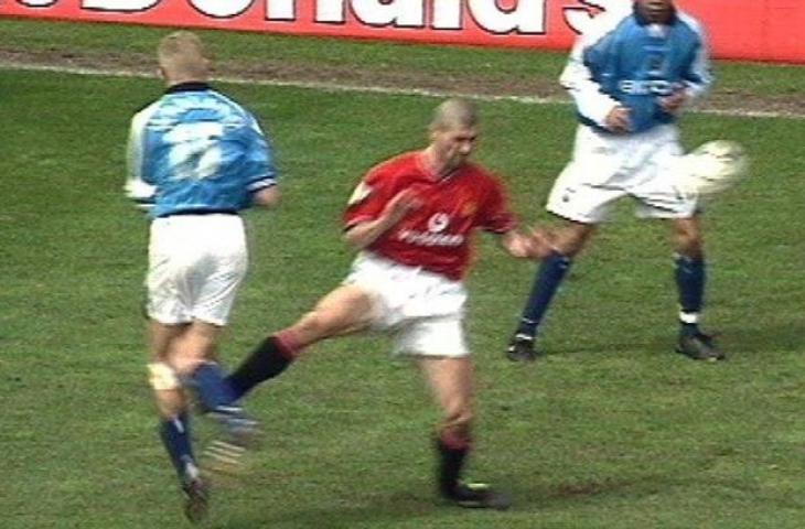 Momen Alf-Inge Haaland mengalami cedera horor usai ditekel Roy Keane. (Twitter)