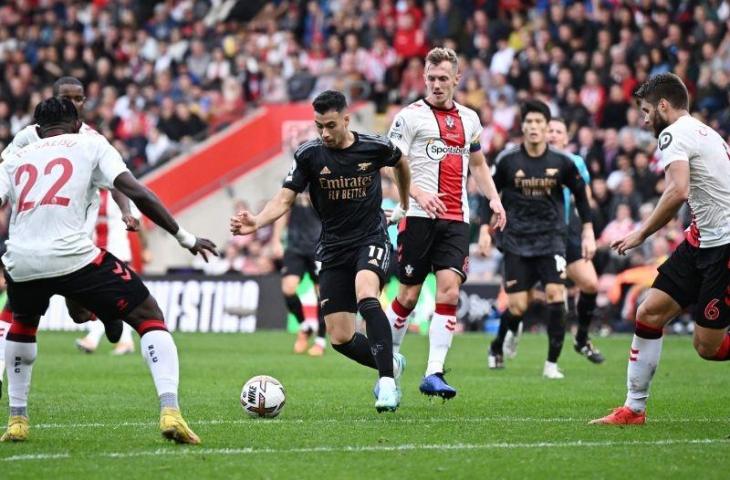 Pemain Arsenal Gabriel Martinelli (tengha) menggiring bola saat dikawal gelandang Southampton James Ward-Prowse dalam Liga Premier Inggris di St Mary's Stadium, Southampton pada 23 Oktober 2022. ANTARA/REUTERS/DYLAN MARTINEZ