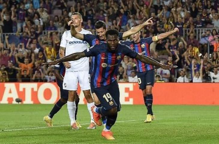 Selebrasi Franck Kessie usai cetak gol saat Barcelona kalahkan Viktoria Plzen 5-1 di Liga Champions 2022/2023. (AFP)