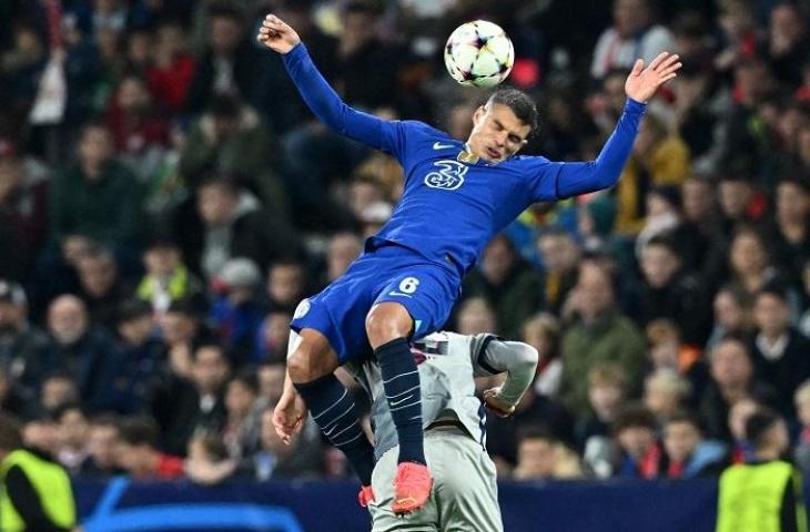 Pemain Chelsea Thiago Silva saat menghdapi RB Salzburg di Liga Champions. (AFP/Joe Klamar)