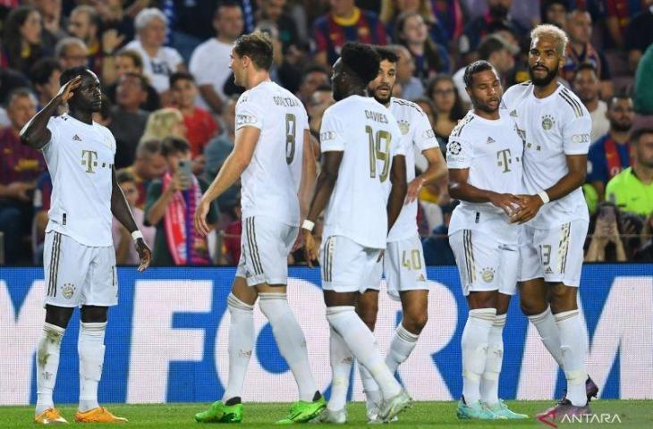 Selebrasi Sadio Mane (kiri) usai mencetak gol pertama Bayern Muenchen dalam pertandingan Grup C Liga Champions lawan Barcelona di Spotify Camp Nou pada Rabu, 26 Oktober 2022. ANTARA/AFP/PAU BARRENA