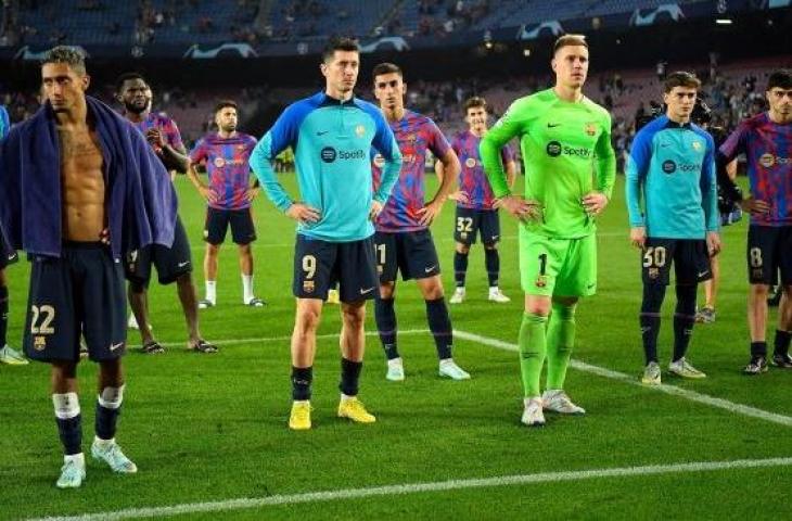 Para pemain Barcelona tertunduk lesu lesu usai dikalahkan Bayern Munich dengan skor 0-3 pada akhir matchday kelima Grup C Liga Champions 2022/2023 di Camp Nou. (Pau BARRENA / AFP)