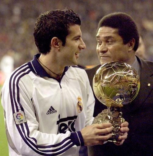 Luis Figo saat meraih Ballon d'Or 2000. (AFP)