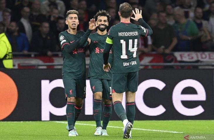 Penyerang Liverpool Mohamed Salah (tengah) melakukan selebrasi dengan rekan setimnya usai mencetak gol dalam pertandingan Grup A Liga Champions lawan Ajax Amsterdam di Johan Cruijff ArenA, Amsterdam pada 26 Oktober 2022. ANTARA/AFP/JOHN THYS