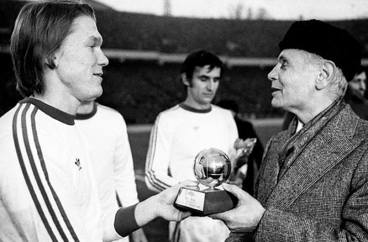 Oleg Blokhin saat meraih Ballon d'Or 1975. (Twitter)