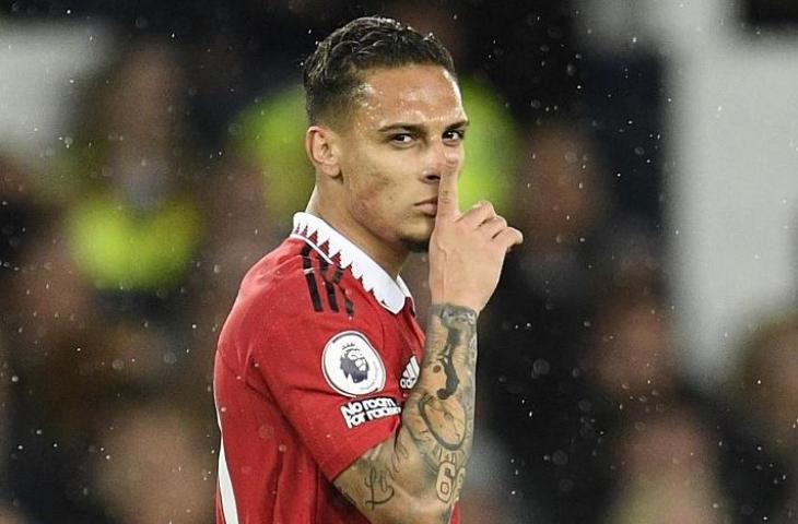 Winger Manchester United, Antony melakukan selebrasi usai mencetak gol ke gawang Everton pada laga Liga Inggris di Goodison Park, Liverpool, Senin (10/10/2022) dini hari WIB. [OLI SCARFF / AFP]