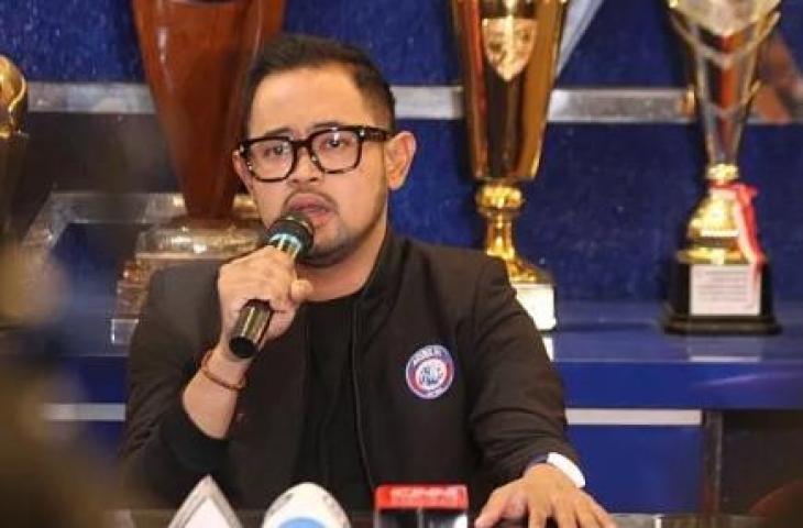 Presiden Arema FC Gilang Widya Pramana menyampaikan keterangan kepada wartawan di Sekretariat Arema FC, Malang, Jawa Timur, Senin (3/10/2022). [ANTARA FOTO/Ari Bowo Sucipto/rwa]