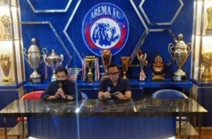 Gilang Widya Pramana mengumumkan pengunduran diri dari Presiden Arema FC di Kandang Singa, Malang pada Sabtu (29/10/2022). [SuaraJatim.id/Aziz Ramadani]