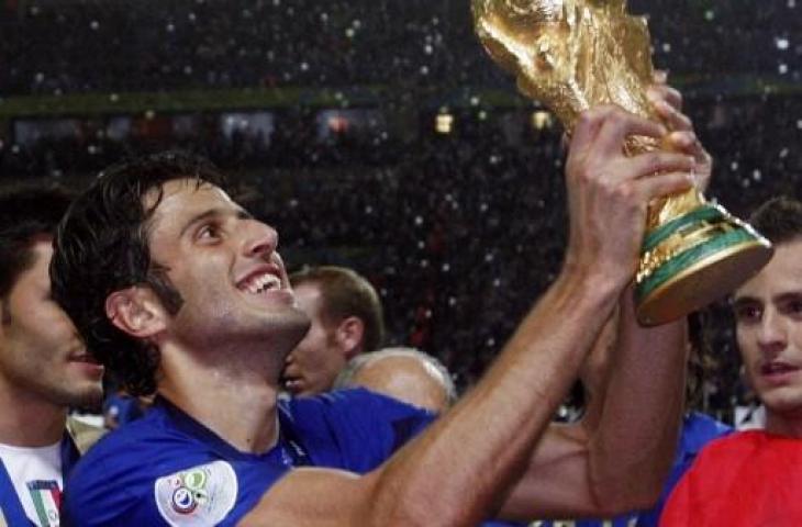 Fabio Grosso jadi pahlawan Timnas Italia juara Piala Dunia 2006 dengan mengalahkan Prancis lewat adu penalti. (AFP)