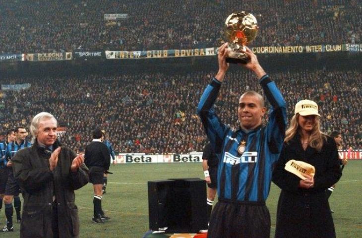 Ronaldo Nazario saat meraih Ballon d'Or 1997 bersama Inter Milan. (Twitter)