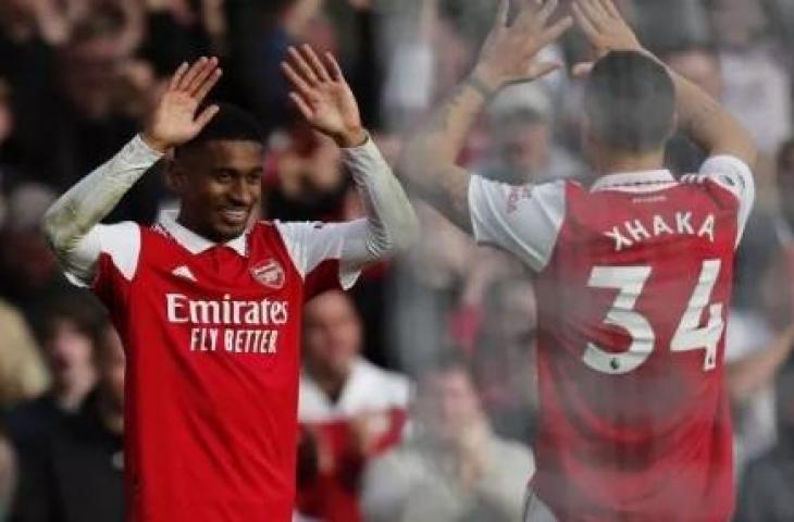 Winger Arsenal, Reiss Nelson (kiri) merayakan golnya ke gawang Nottingham Forest pada laga Liga Inggris di Stadion Emirates, London, Inggris, Minggu (30/10/2022) malam WIB. [AFP]