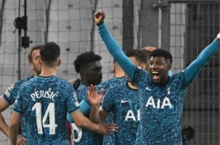 Para pemain Tottenham merayakan gol kedua tim selama pertandingan matchday keenam atau terakhir Grup D Champions League UEFA antara Olympique Marseille vs Tottenham Hotspur di Stadion Velodrome di Marseille, Prancis selatan pada 1 November 2022. CHRISTOPHE SIMON / AFP.