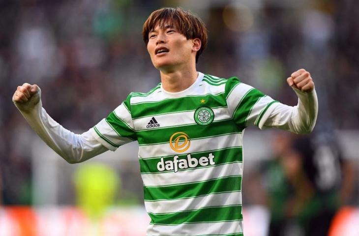 Striker Celtic asal Jepang, Kyogo Furuhashi, merayakan mencetak gol pertama timnya pada laga Grup G Liga Eropa antara Celtic vs Ferencvarosi TC di stadion Celtic Park di Glasgow, Skotlandia pada 19 Oktober 2021. (ANDY BUCHANAN/AFP)