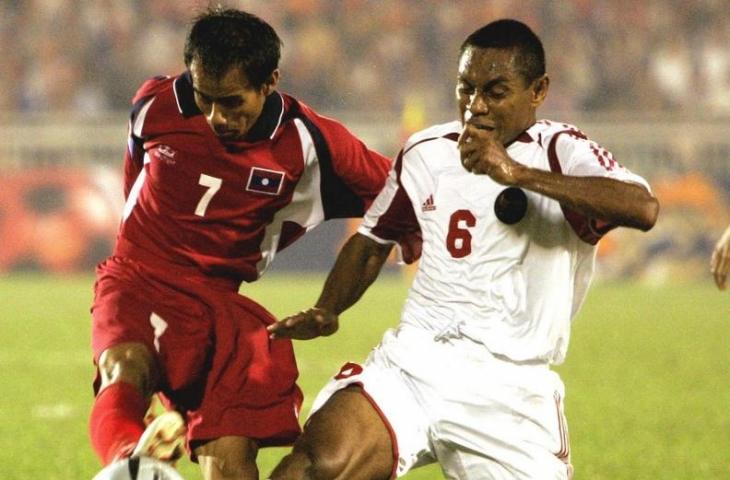 Mauly Lessy (kanan) kala membela Timnas Indonesia berduel dengan Lao Souvanno Luang-amath dalam pertandingan Piala Tiger pada 7 Desember 2004 di Ho Chi Min, Vietnam. Garuda dengan skor 6-0. (STR/AFP)