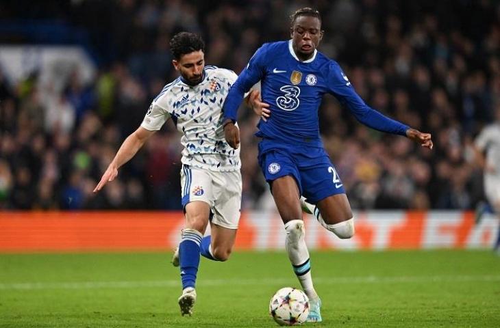 Gelandang anyar Chelsea Denis Zakaria (kiri) saat tampil lawan Dinamo Zagreb di Liga Champions. (AFP/Glyn Kirk)