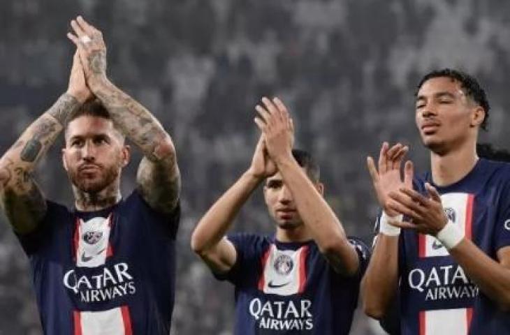 Pemain Paris Saint-Germain Sergio Ramos, Achraf Hakimi (tengah) dan Hugo Ekitike (kanan) bereaksi setelah matchday keenam Grup H Liga Champions 2022-2023 antara Juventus vs Paris Saint-Germain (PSG) di stadion Juventus di Turin pada 2 November 2022. Filippo MONTEFORTE / AFP.