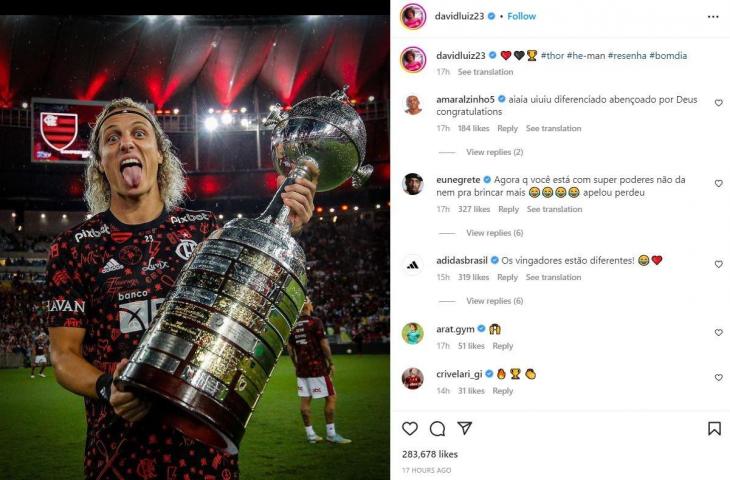 David Luiz memamerkan trofi dengan rambut barunya. (Instagram/@davidluiz23)