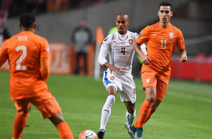 Pemain Republik Ceko, Theodor Gebre Selassie (tengah), bertemu dengan pemain Belanda, Anwar El Ghazi (kanan), dan Kenny Tete dalam pertandingan Kualifikasi Euro 2016 di Amsterdam Arena di Amsterdam, 13 Oktober 2015. (AFP/EMMANUEL DUNAND)