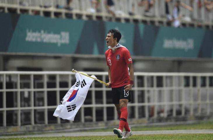 Pemain Timnas Korea Selatan, Cho Yu-min, merayakan kemenangan timnya saat memperebutkan medali emas melawan Jepang di Asian Games 2018 di Stadion Pakansari Bogor pada 1 September 2018. (MAHYUDDIN / AFP)