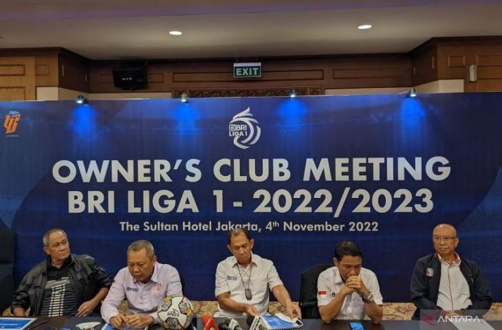 Komisaris Utama PT Liga Indonesia Baru (LIB) Juni Ardianto Rahman (tengah) didampingi Direktur Operasional LIB Sudjarno (kedua dari kiri), Komisaris LIB Leonardus JP Siegers (kiri), Sekretaris Jenderal PSSI Yunus Nusi (kedua dari kanan) dan Direktur Keuangan LIB Anthony Chandra (kanan) memberikan keterangan mengenai hasil pertemuan LIB dengan para pemilik klub Liga 1 Indonesia 2022-2023 di Jakarta, Jumat (4/11/2022). (ANTARA/Michael Siahaan)