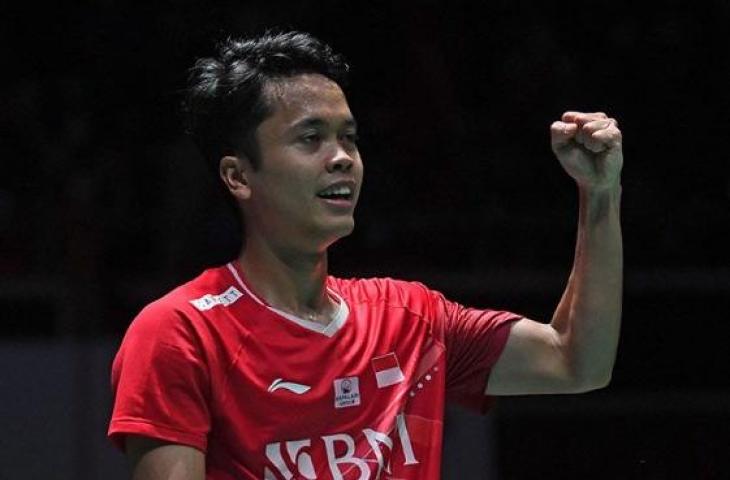 Pebulu tangkis tunggal putra Indonesia Anthony Sinisuka Ginting merayakan kemenangannya melawan Kodai Naraoka dari Jepang pada final tunggal putra turnamen bulu tangkis Singapura Open 2022 di Singapura pada (17/7/2022). ANTARA/Roslan Rahman/AFP/pri. (AFP/ROSLAN RAHMAN)
