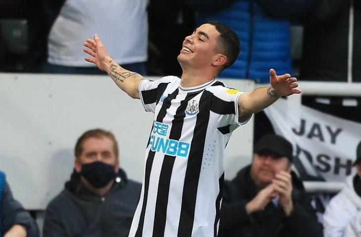 Pemain Newcastle United, Miguel Almiron mirip Raditya Dika. (AFP/Lindsey Parnaby)