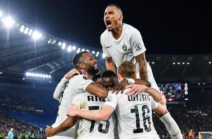  Pemain Ludogorets Olivier Verdon bersama rekannya saat lawan AS Roma. (Alberto PIZZOLI / AFP)