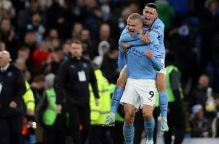 Striker Manchester City Erling Haaland (kiri) merayakan golnya dari titik penalti pada pertandingan sepak bola Liga Premier Inggris antara Manchester City dan Fulham di Stadion Etihad di Manchester, Inggris, pada 5 November 2022. ADRIAN DENNIS / AFP