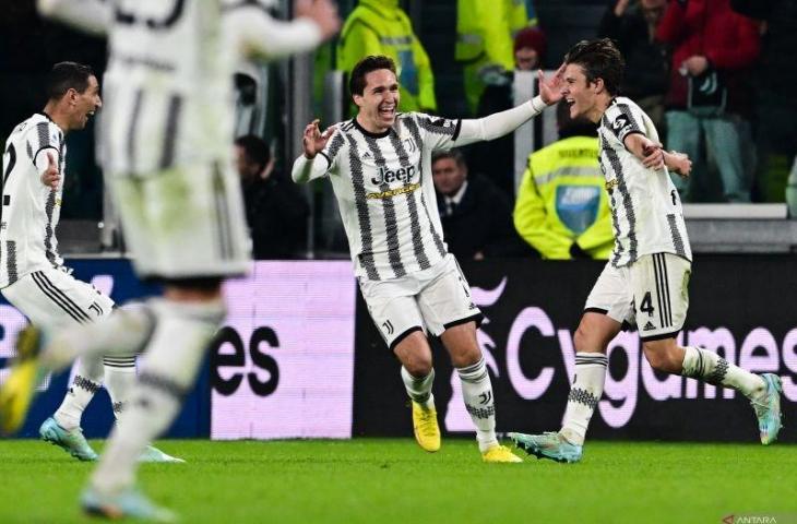 Gelandang Juventus Nicolo Fagioli (tengah) melakukan selebrasi dengan penyerang Federico Chiesa (kanan) dalam pertandingan Liga Italia lawan Inter Milan di Allianz Stadium pada 7 November 2022. ANTARA/AFP/MIGUEL MEDINA