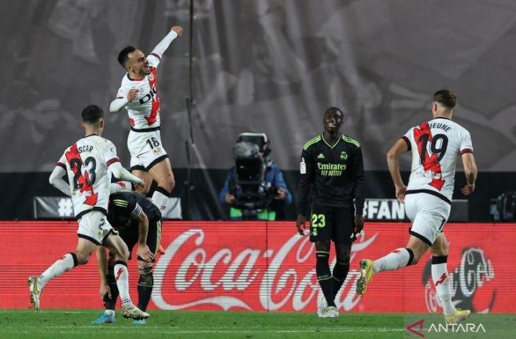 Gelandang Rayo Vallecano Alvaro Garcia Rivera (kedua kiri) melakukan selebrasi dengan rekan setimnya setelah mencetak gol dalam pertandingan Liga Spanyol lawan Real Madrid di Estadio de Vallecas pada 8 November 2022. ANTARA/AFP/PIERRE-PHILIPPE MARCOU