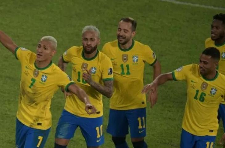 Richarlison (kiri) melakukan selebrasi dengan rekan setimnya di timnas Brasil setelah cetak gol lawan Peru di pertandingan Copa America 2021 di Nilton Santos Stadium, Rio de Janeiro, Brasil pada 18 Juni 2021.ANTARA/AFP/CARL DE SOUZA