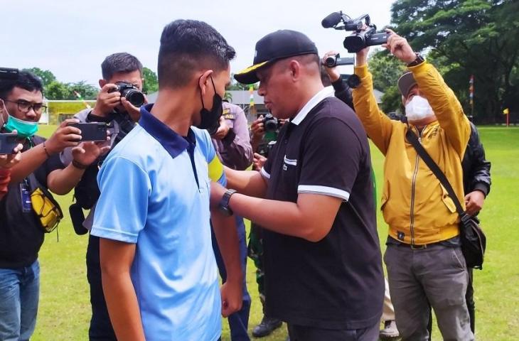 Kasrem 072/Pamungkas, Hotlan Maratua Gurning melakukan pembukaan simbolik. (www.mxkc.sbs/Arif Budi)