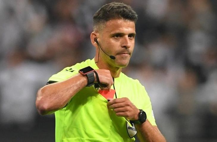 Wasit Jesus Gil Manzano usai beri kartu merah ke pemain West Ham United Aaron Cresswell. (AFP/Christof Stache)