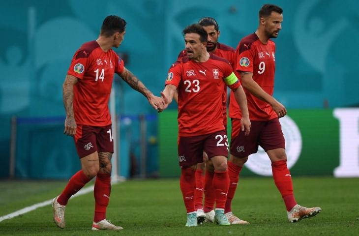 Gelandang Swiss, Xherdan Shaqiri (tengah) bersama Haris Seferovic (kanan), Ricardo Rodriguez (belakang), dan Steven Zuber (kiri) selebrasi setelah mencetak gol ke gawang Spanyol dalam pertandingan perempatfinal UEFA EURO 2020 antara Swiss dan Spanyol di Stadion Saint Petersburg di Saint Petersburg pada 2 Juli 2021. (Kirill Kudryavtsev)