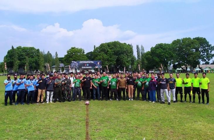 Kasrem 072/Pamungkas, Hotlan Maratua Gurning melakukan pembukaan simbolik. (www.mxkc.sbs/Arif Budi)