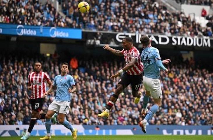 Ivan Toney borong dua gol saat Brentford kalahkan Manchester City 2-1. (AFP)