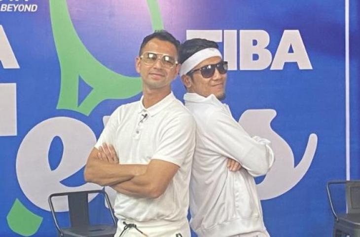 Deddy Mahendra Desta (kanan) dan Raffi Ahmad (kiri) dalam konferensi pers Tiba-Tiba Tenis di Jakarta, Selasa (8/11/2022). (ANTARA/Arindra Meodia)