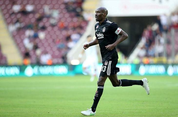 Pemain Besiktas asal Kanada, Atiba Hutchinson. (Twitter)