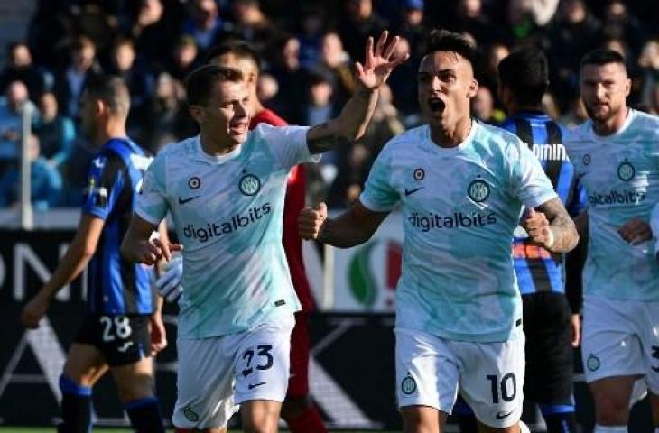 Lautaro Martinez melakukan selebrasi usai jadi aktor gol bunuh diri bek Atalanta saat Inter Milan menang 3-2. (AFP)