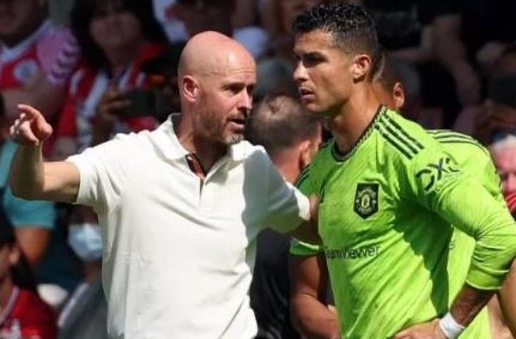 Manajer Manchester United, Erik ten Hag (kiri) memberikan instruksi pada Cristiano Ronaldo pada laga Liga Inggris 2022/2023. [ADRIAN DENNIS / AFP]