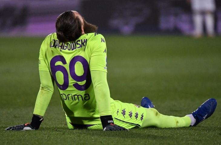 Bartlomiej Dragowski saat membela Fiorentina dalam pertandingan Serie A Italia melawan AC Milan pada 21 Maret 2021 di Stadion Artemio-Franchi di Florence. (Tiziana Fabi/AFP)