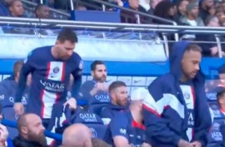 Potret aksi Lionel Messi dan Neymar meninggalkan bench pemain PSG. (Twitter)