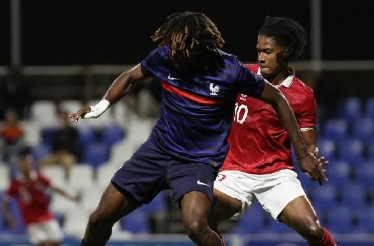 Ronaldo Kwateh berduel dengan Prancis U-20 di laga uji coba, Jumat (18/11/2022) dini hari WIB. (Instagram/PSSI)