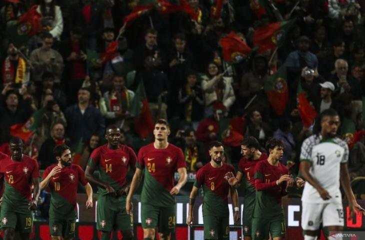 Gelandang timnas Portugal Bruno Fernandes (keempat kanan) melakukan selebrasi dengan rekan setimnya setelah mencetak gol dalam pertandingan persahabatan lawan Nigeria di stadion Alvalade, Lisbon pada 18 November 2022. ANTARA/AFP/CARLOS COSTA