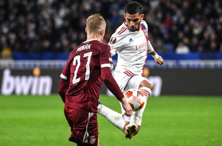 Gelandang Lyon Prancis Houssem Aouar (kanan) berebut bola dengan Filip Panak (kiri) dari Sparta Praha selama pertandingan sepak bola grup Liga Eropa UEFA antara Olympique Lyonnais dan AC Sparta Prague di Stadion Groupama di Decines-Charpieu, Prancis, pada 4 November 2021. (Olivier Chassignole/AFP)